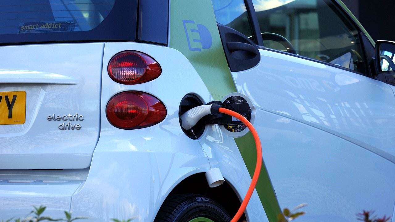 The Ultimate Guide to Electric Vehicles: Pros, Cons, and Top Models of the Year