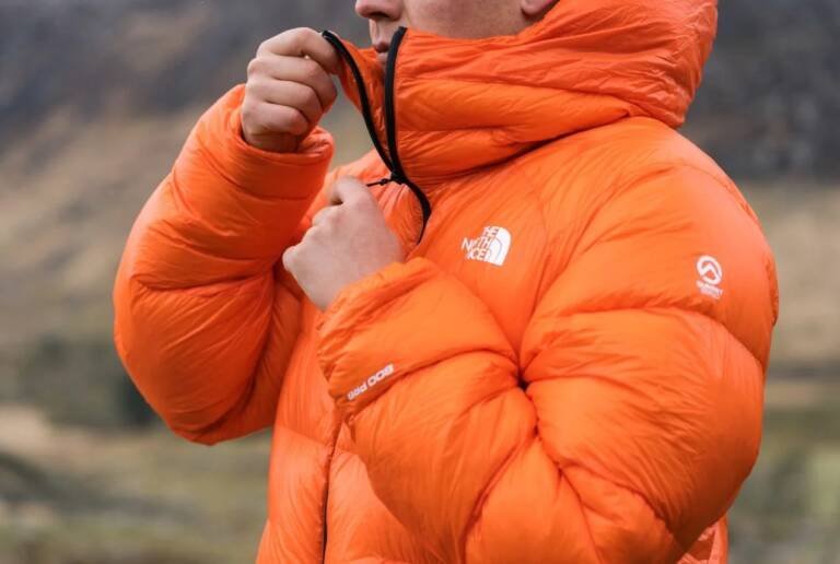  The Science Behind Insulated Jackets: How They Keep You Warm in Extreme Conditions